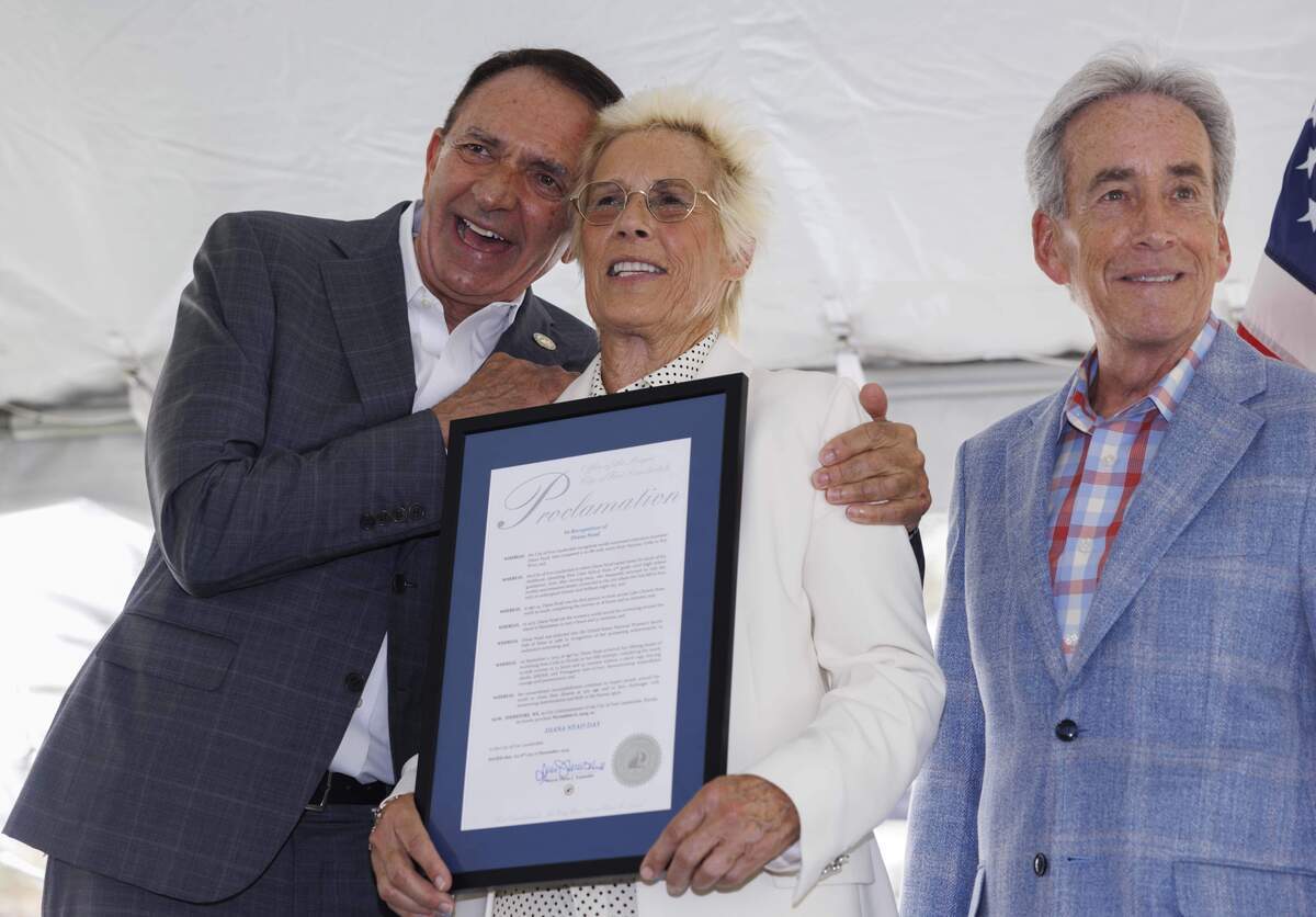 El alcalde de Fort Lauderdale, Dean Trantalis abraza a Diana Nyad después de que él y el comisionado Steven Glassman le entregaran una proclamación durante una ceremonia de inauguración de la placa histórica en honor a Nyad.