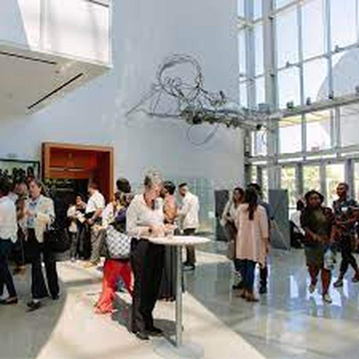 Suspendida en el foyer, una escultura metálica de Frank Stella dialoga con paredes blancas del New World Center.