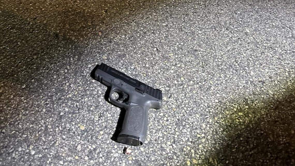 Policía: Agente hiere a hombre armado en parada de tráfico en Miami