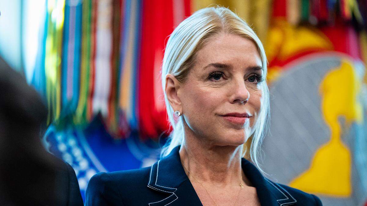 La fiscal general de EEUU, Pam Bondi, señaló en un comunicado el martes que según la ley federal, las escuelas “no pueden brindar” a los inmigrantes indocumentados beneficios que no ofrecen a los ciudadanos estadounidenses. En la foto, Bondi asiste a una conferencia de prensa en la Oficina Oval de la Casa Blanca, el 25 de agosto de 2025.