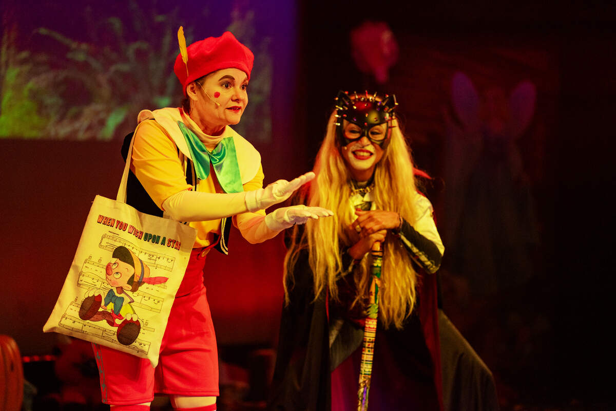 Betsy Rodríguez en el papel de Pinocho, junto a Fanny Tachín, quien interpreta a una de las Gatas Malas.