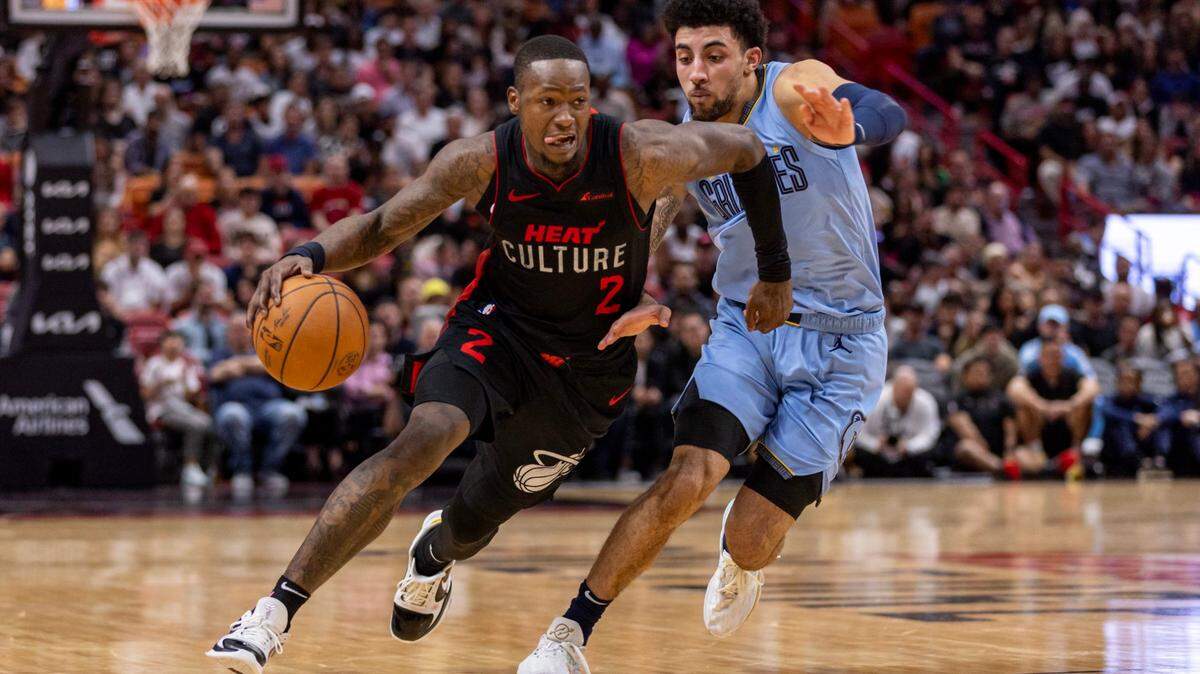 El jugador del Heat Terry Rozier conduce el balón ante la marca de Scotty Pippen Jr., de los Grizzlies de Memphis, en el partido celebrado el 24 de enero de 2024 en Miami.