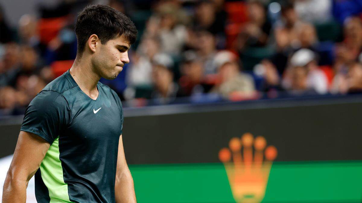 El tenista español Carlos Alcaraz cayó 5-7, 6-2, 6-4 ante el búgaro Grigor Dimitrov, el miércoles 11 de octubre de 2023 en el Masters de Shanghai, en China.