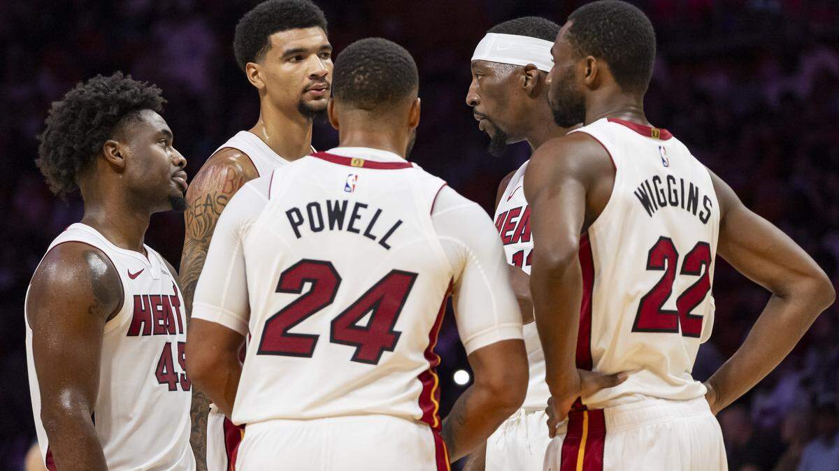 El quinteto inicial del Heat ante los Grizzlies Davion Mitchell (45), Kel’El Ware (7), Norman Powell (24), Bam Adebayo (13) y Andrew Wiggins (22) se reúne en la segunda mitad de su partido de pretemporada celebrado el 17 de octubre de 2025 en Miami, Florida.