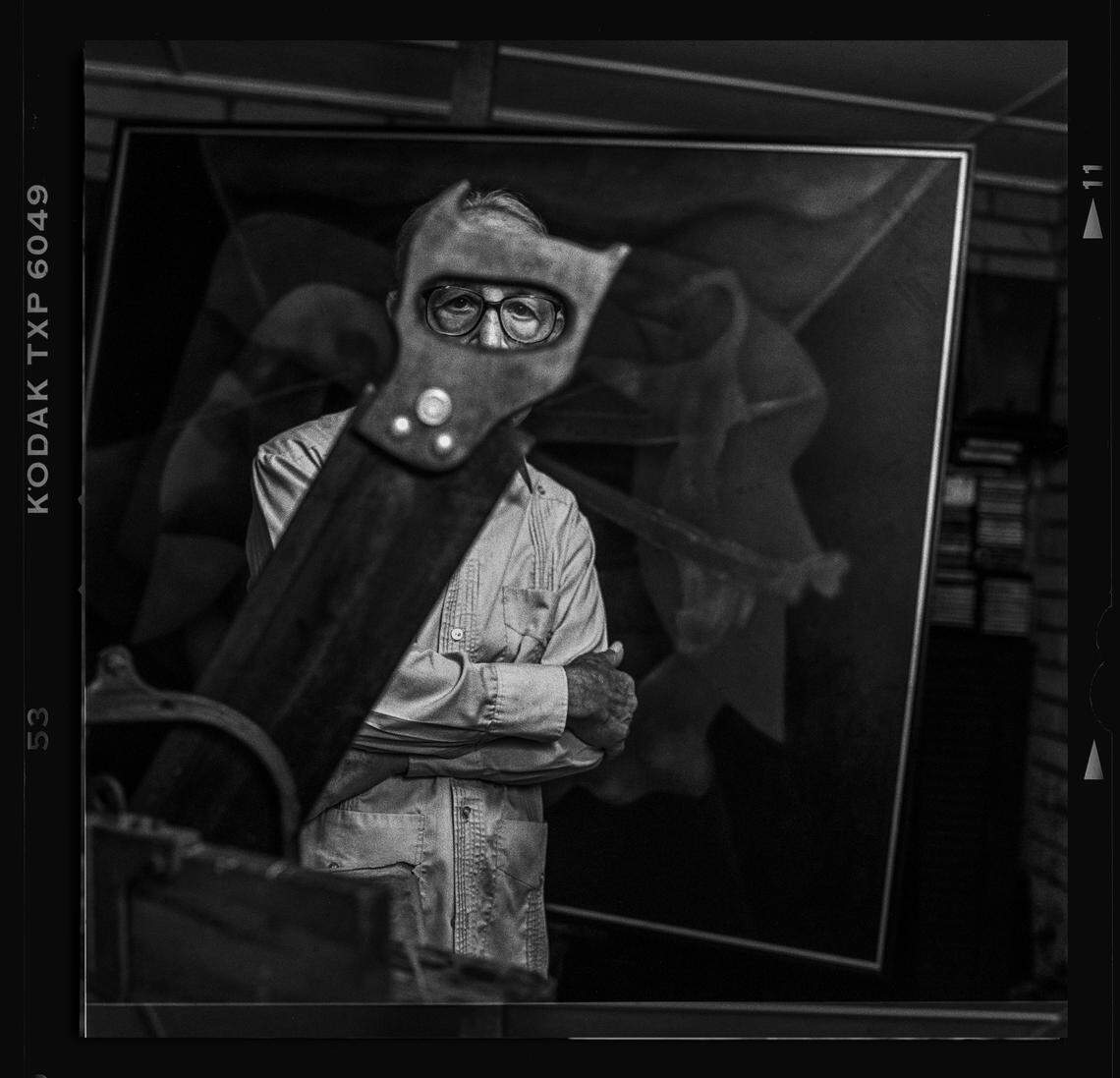 The painter Rafael Soriano, photographed in his home in Miami by Pedro Portal, for the project ‘Faces of the Dispersed Island’, nominated for the Cintas Fellowship 2025.