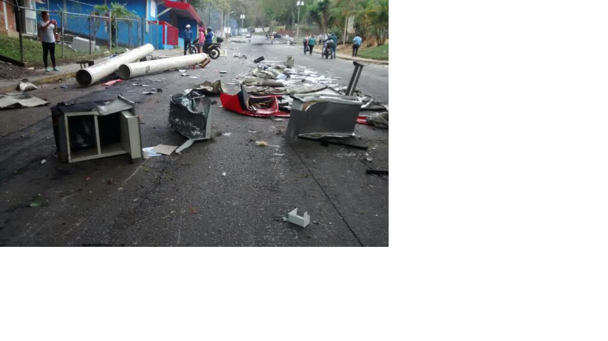 Un mercado subsidiado por el gobierno, Mercal, y un módulo de asistencia médica fueron saqueados en un sector de Los Teques, estado Miranda, Venezuela, el viernes por la noche. 