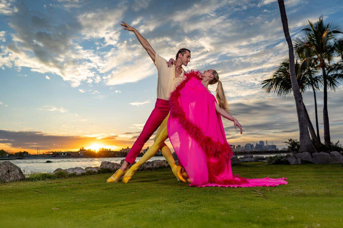 Stanislav Olshanskyi y Dawn Atkins, bailarines principales de Miami City Ballet, en una foto promocional para el programa Spring Mix en la temporada del aniversario número 40 de la compañía. 