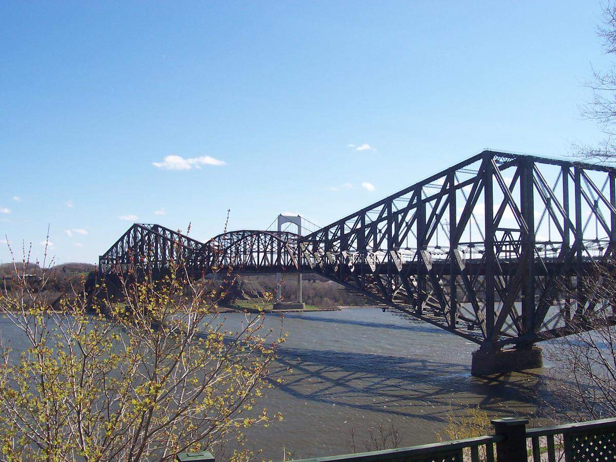 Una sección de un puente recién construido en Quebec, Canadá, colapsó en el río San Lorenzo el 29 de agosto de 1907. Arrojó al río a muchos mecánicos y trabajadores del puente, y por lo menos 80 personas murieron.