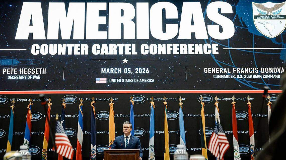 El secretario de Defensa de EEUU, Pete Hegseth, interviene durante la conferencia inaugural de las Américas contra los Carteles, celebrada en la sede del Comando Sur de EEUU (SOUTHCOM) en Doral, Florida, el 5 de marzo de 2026. Líderes de defensa y seguridad de todo el Caribe, Centroamérica y Sudamérica se reunieron en la conferencia para fortalecer la cooperación regional en la lucha contra las organizaciones criminales transnacionales y el narcotráfico en el hemisferio occidental.