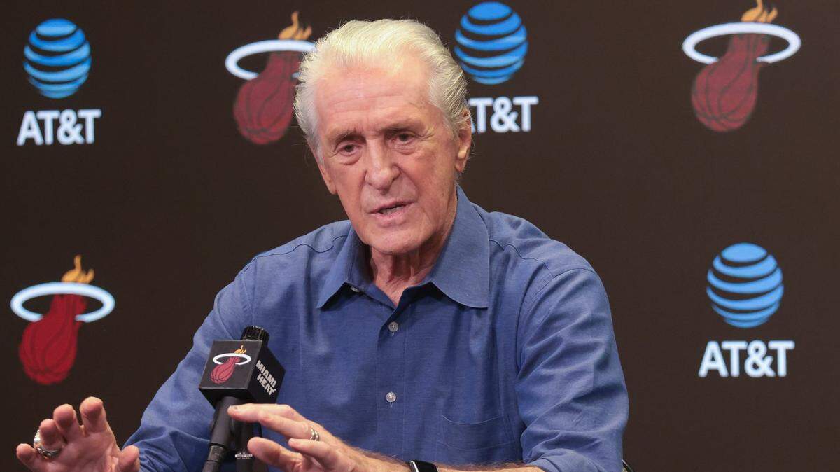 El presidente del Heat Pat Riley habla en una conferencia de prensa el 6 de junio de 2022 en Miami.