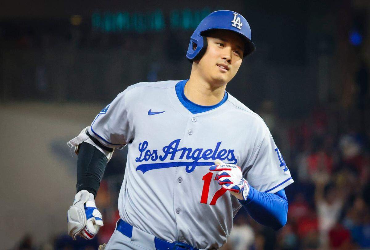 El bateador designado de los Dodgers de Los Angeles Shohei Ohtani recorre las bases tras pegar un jonrón en el sexto inning del partido ante Marlins, celebrado el 6 de mayo de 2025 en Miami.