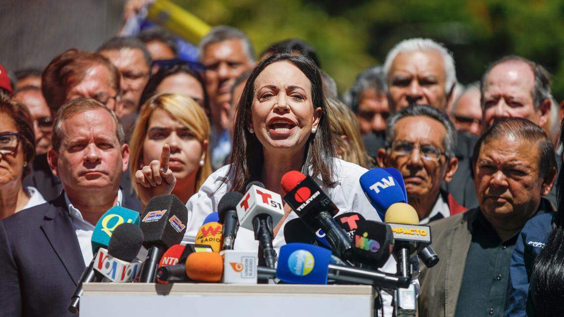 La candidata presidencial opositora María Corina Machado ofrece una conferencia de prensa para denunciar la decisión del Tribunal Supremo de Venezuela de prohibir su candidatura por un periodo de 15 años, el lunes 29 de enero de 2024, en Caracas.