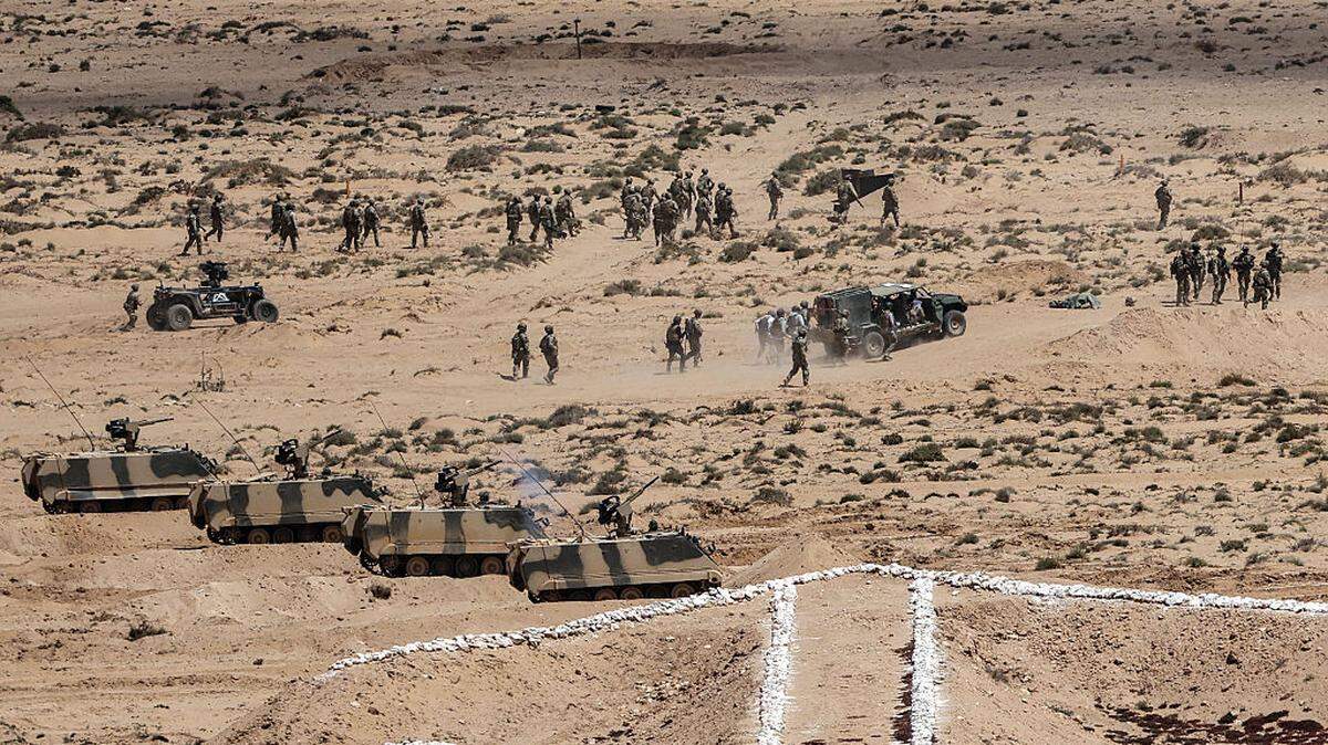 Tropas y vehículos blindados participan en el ejercicio militar conjunto “African Lion” entre las fuerzas de Estados Unidos y Marruecos, en la región de Tan-Tan, en el suroeste de Marruecos, el viernes 8 de mayo de 2026.