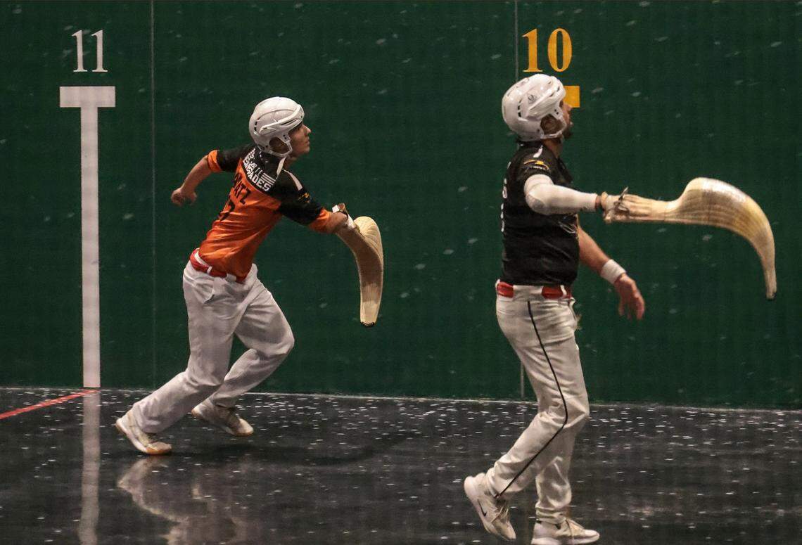 Aratz Mendizabal (izq.) no pierde de vista la pelota mientras juega su partido de jai-alai contra Nicolás Eyheragaray, celebrado el 6 de marzo de 2022 en el Magic City Casino en Miami, Florida.