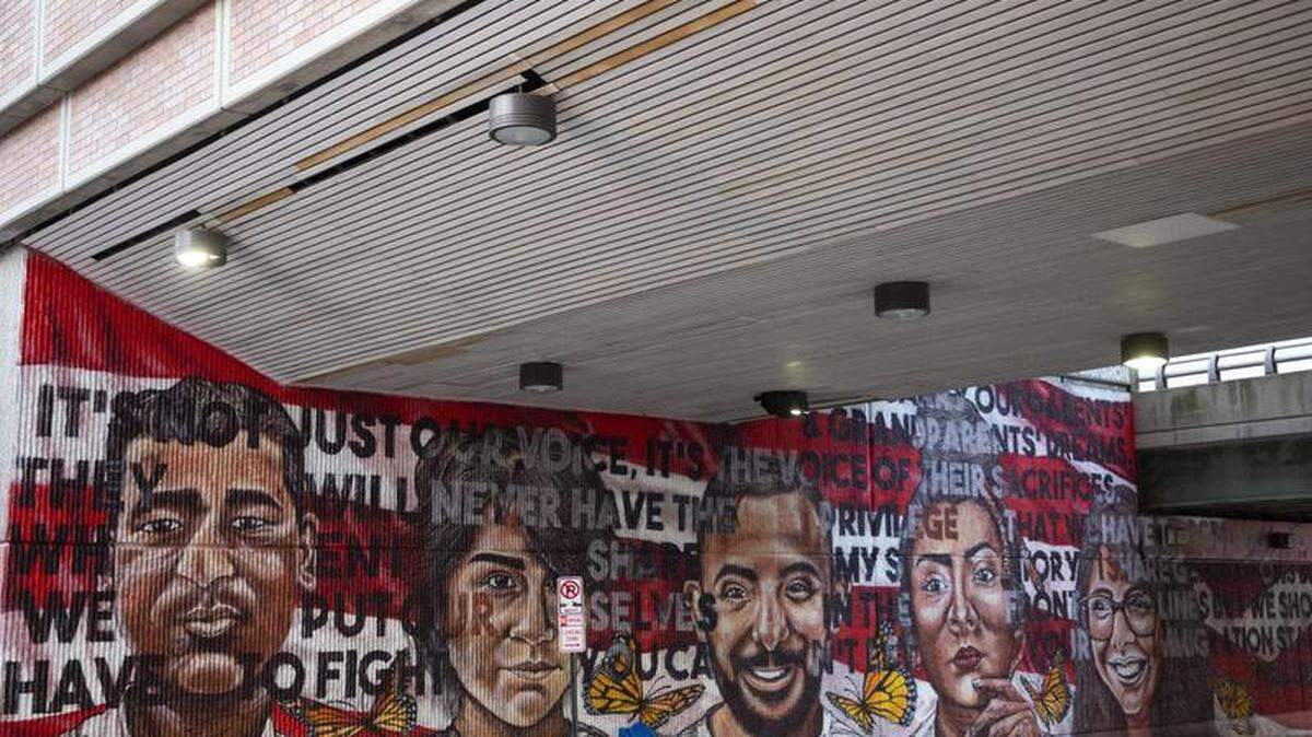 Fotografía cedida el 1 de febrero del 2019 por Beam Imagination donde se aprecia una vista de un mural pintado por la joven artista mexicana Yehimi Cambrón, de 27 años, que muestra los rostros de cinco migrantes que viven en Atlanta (Georgia) junto a varias mariposas monarcas, que son frecuentemente utilizadas como símbolo de esta comunidad porque migran libremente de un lugar a otro. Más de veinte murales mostrarán la cara más diversa de Atlanta (Georgia) a los miles de fanáticos de fútbol americano que llegarán este fin de semana a la ciudad para el tradicional SuperBowl, dos de ellos pintados por una artista local de origen mexicano. (EFE / Beam Imagination)