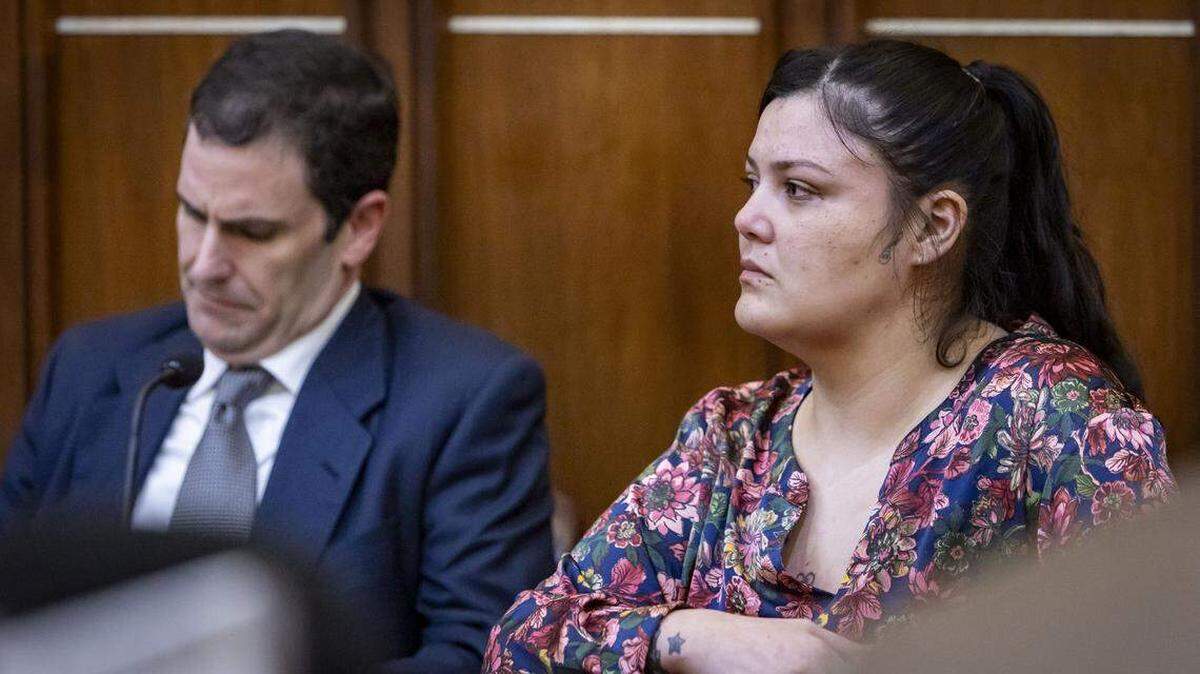 Daisy Link (derecha) observa en silencio mientras el juez lee el veredicto de culpabilidad.