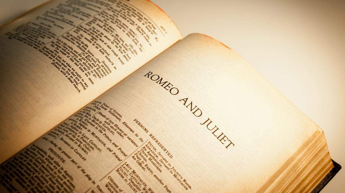 Una antigua copia de la obra “Romeo y Julieta” de William Shakespeare.