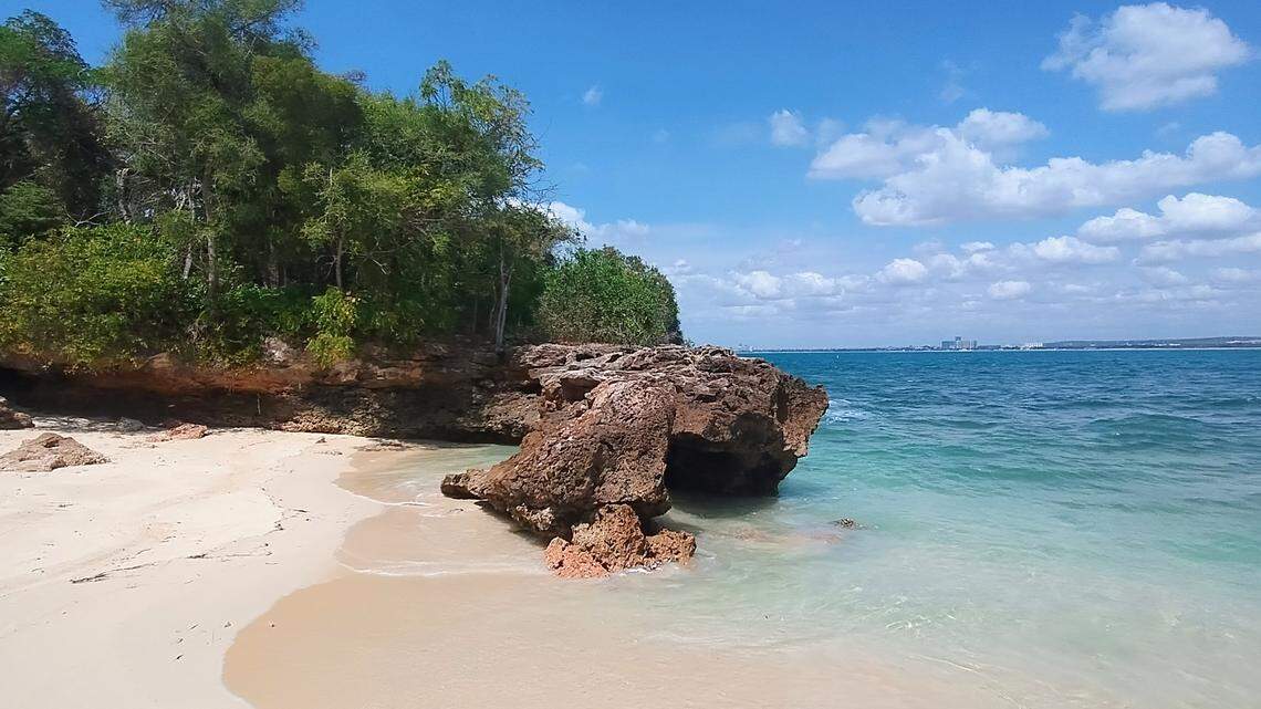 Coco Beach, a quince minutos del centro de la ciudad, y muy popular entre los lugareños.