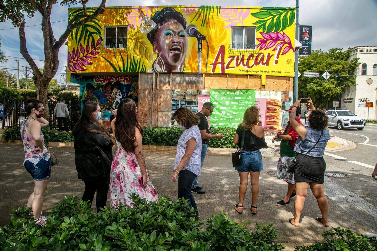Los residentes locales y los turistas se reunieron para celebrar y honrar al ícono de la música cubana Celia Cruz, la cubana durante la inauguración del mural de celebración de la artista local Miss Lushy el 24 de abril, 2021. Pedro Portal PPORTAL@MIAMIHERALD.COM