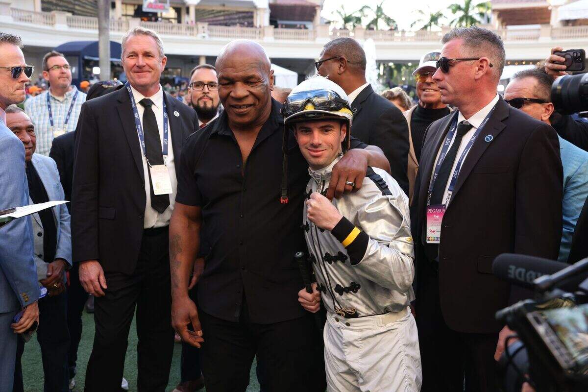 Mike Tyson en el Pegasus Cup 2025 en el Gulfstream Park.