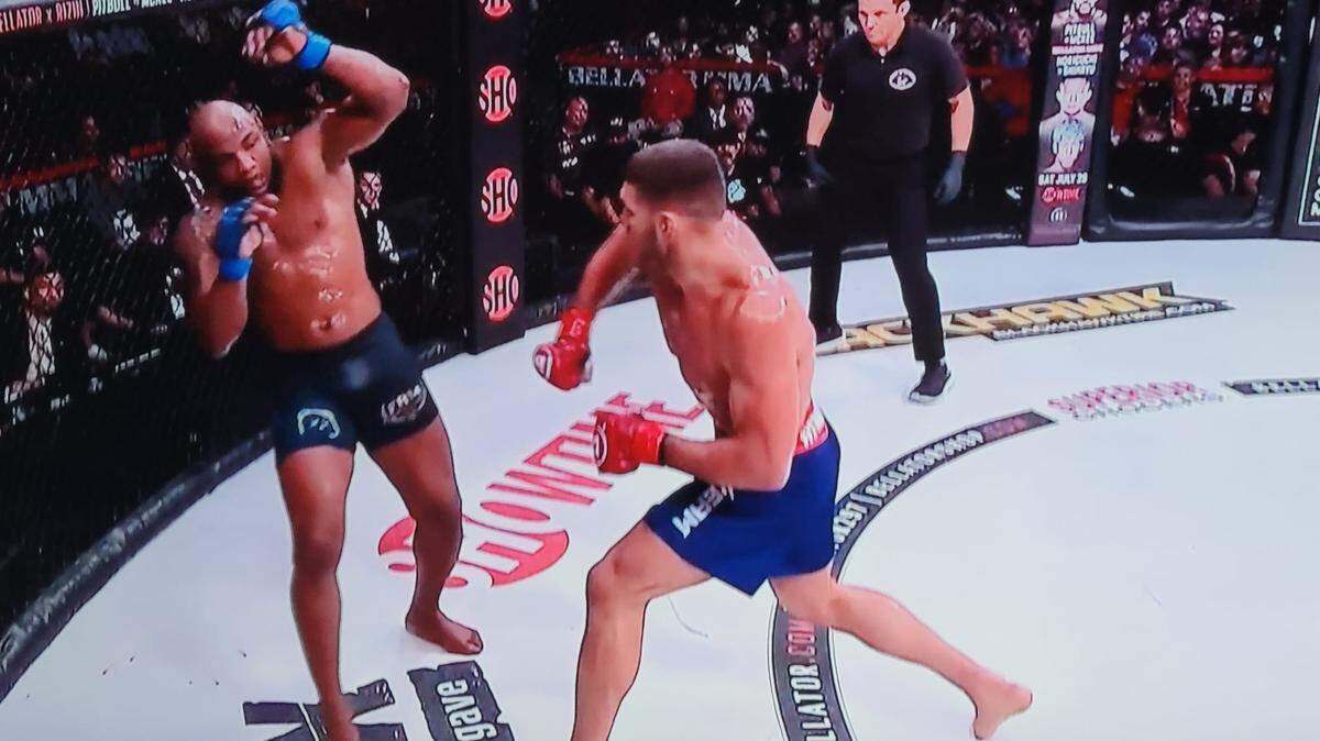 El campeón de peso semipesado Vadim Nemkov intentó asumir el papel del Padre Tiempo, cuando defendió su cinturón contra Romero en el evento principal de Bellator 297, donde el cubano Yoel Romero fue superado