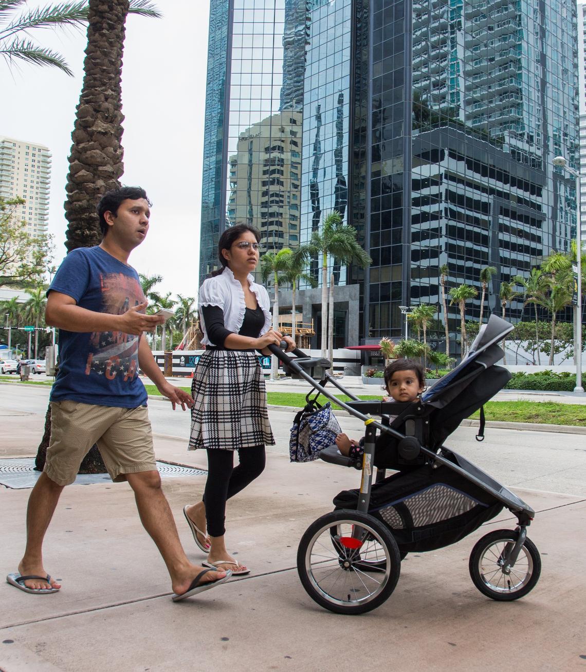 Saurabh Shukla (izq) y su esposa wife Niharika Bajpai, vecinos de Brickell, salen a caminar con su hija el 28 de mayo del 2018.