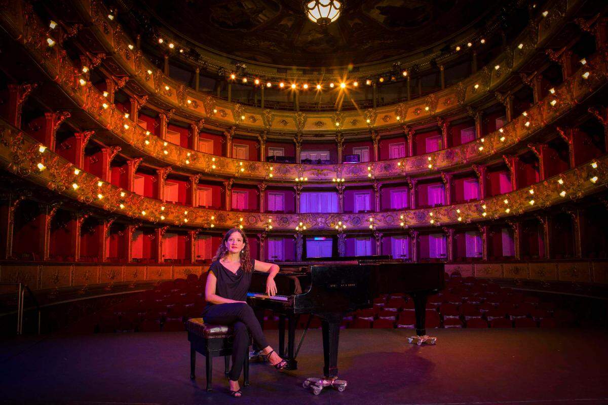 Barbara Varassi Pega y su piano.