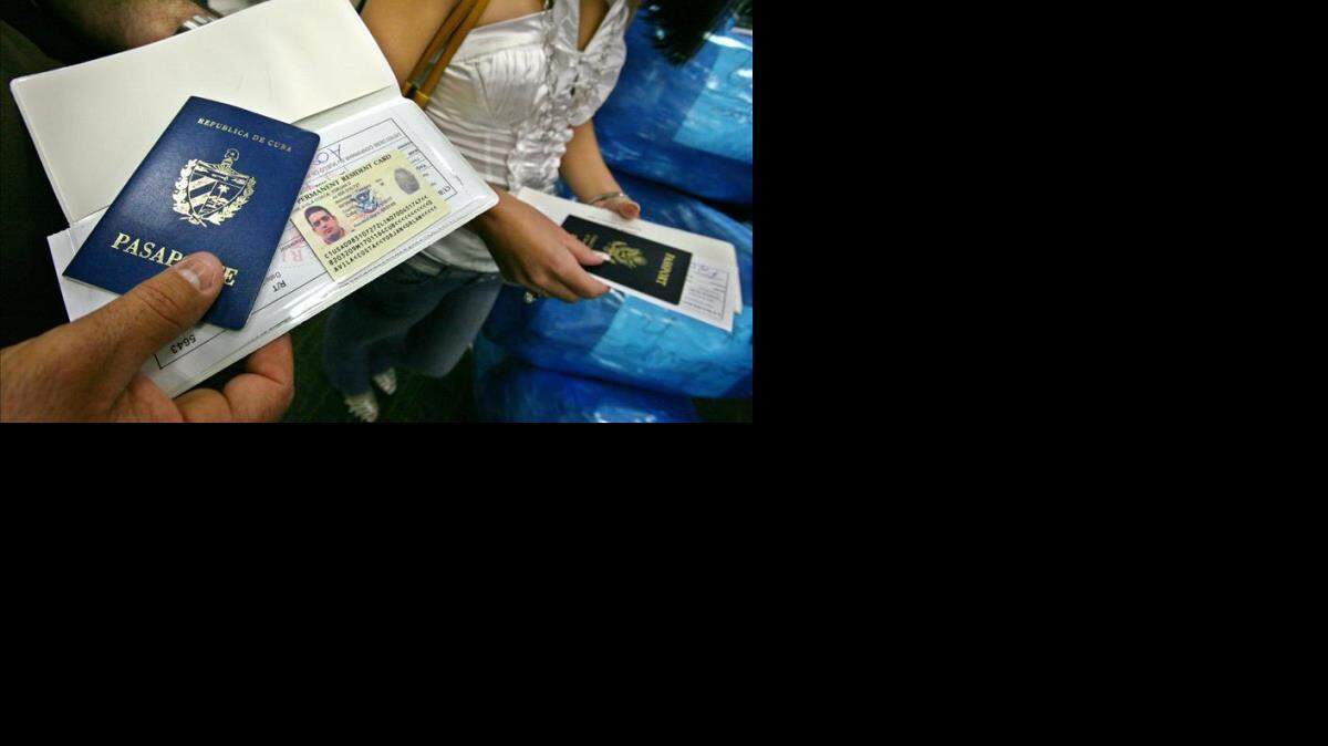 Foto de archivo que muestra el pasaporte de un ciudadano cubano.