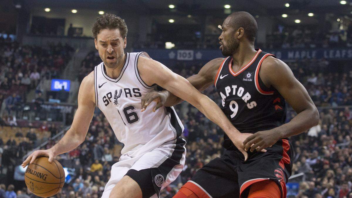 El centro de los Spurs Pau Gasol (izq.) trata de vencer la marca de Serge Ibaka, de los Raptors, en un partido celebrado el 19 de enero de 2018 en Toronto.