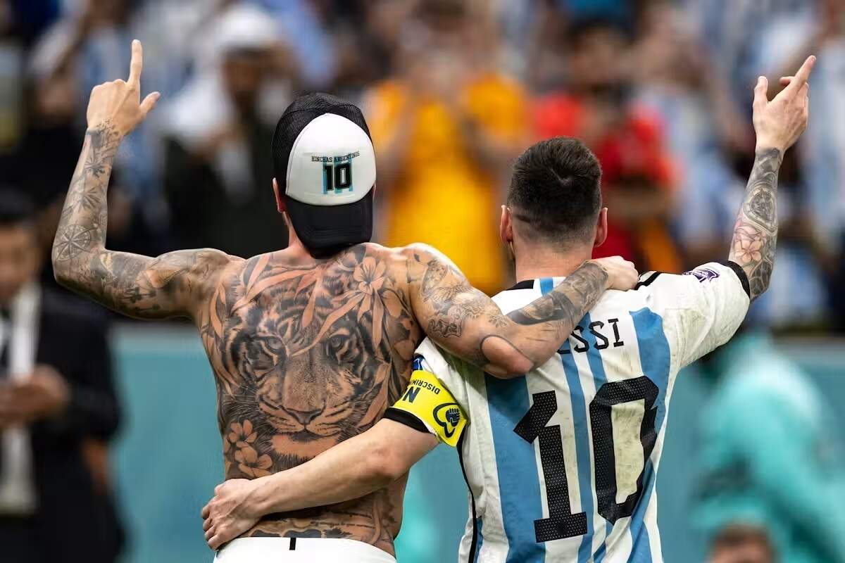 El argentino Rodrigo De Paul, a la izquierda, y Lionel Messi en el estadio Lusail de la ciudad de Lusail, Catar, el 9 de diciembre de 2022, con sus tatuajes a la vista.