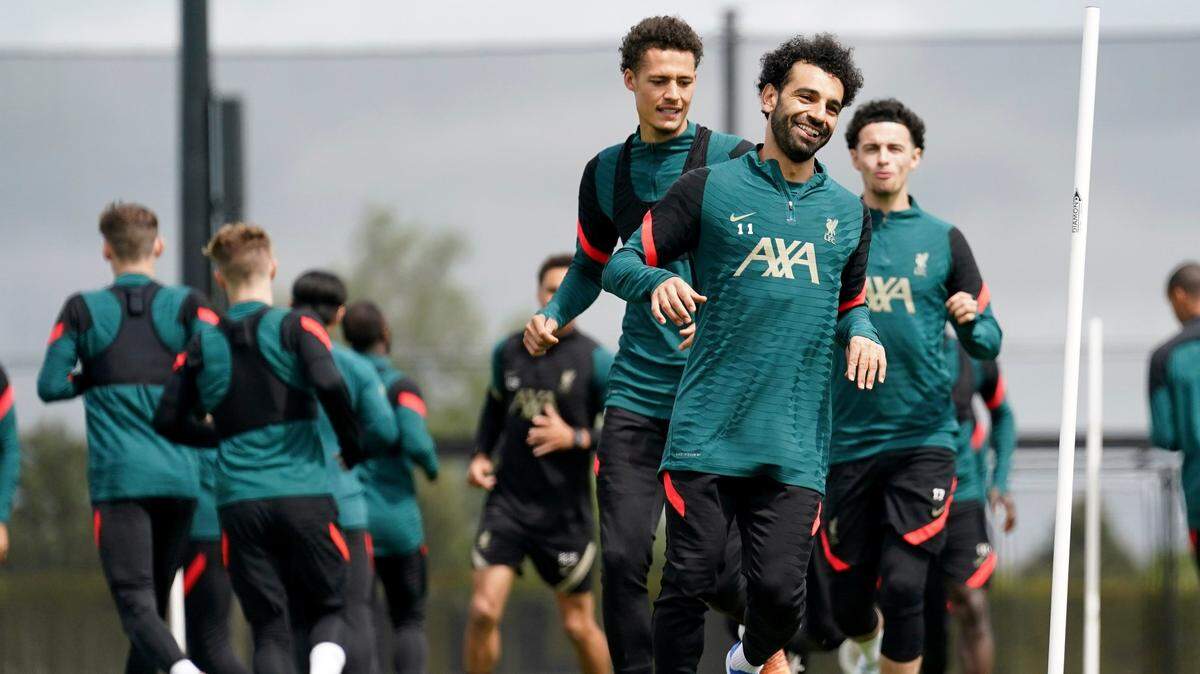 Los jugadores de Liverpool corren en un entrenamiento el 25 de mayo de 2022 en Liverpool, Inglaterra.