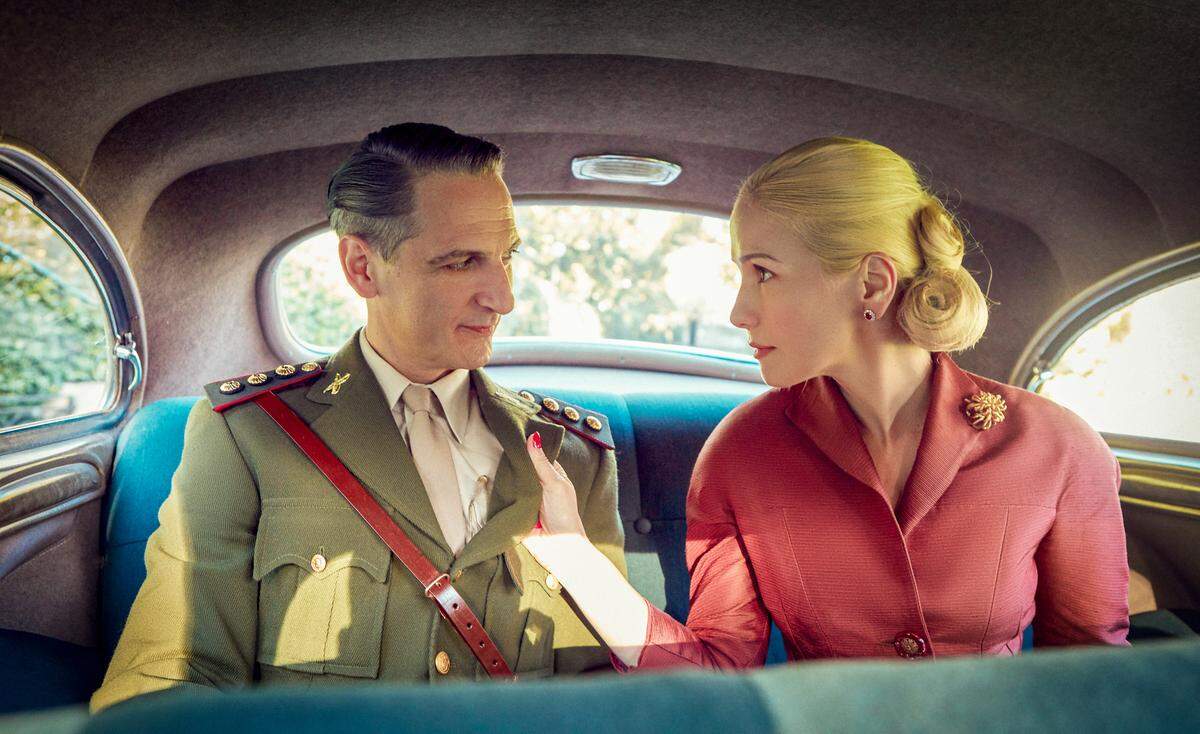 Por Hulu 'Santa Evita' (2022) serie argentina basada en la novela homónima del escritor y periodista Tomás Eloy Martínez, la trama sigue el destino&nbsp;de Eva Perón, ex Primera dama de la República Argentina. 