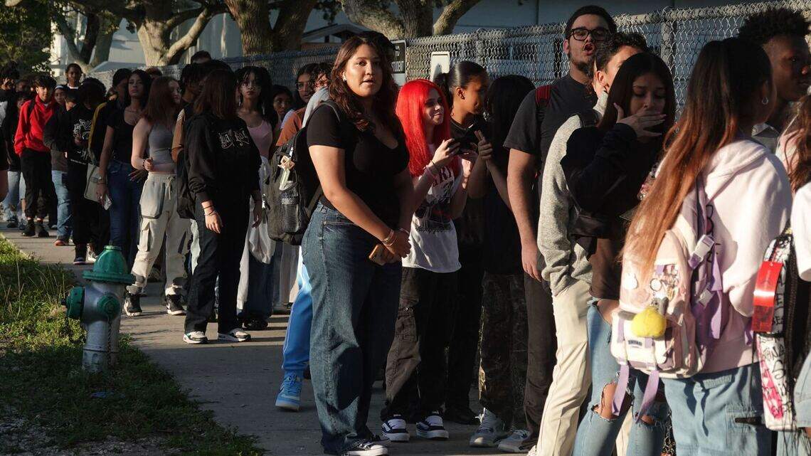 Un primer día complicado debido a nuevos detectores de metales en escuelas de Broward
