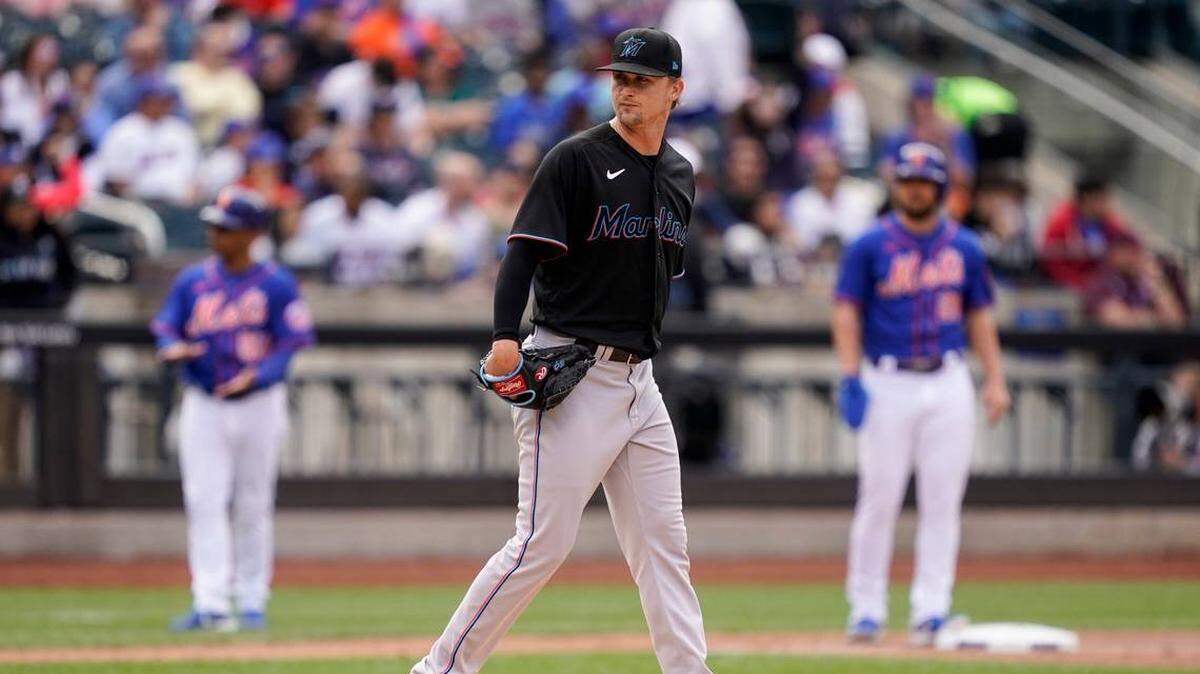 El lanzador abridor de los Marlins de Miami, Braxton Garrett (60), reacciona después de permitir un sencillo productor a Jeff McNeil, de los Mets de Nueva York, en la segunda entrada de un juego de béisbol, el sábado 18 de junio de 2022 en Nueva York.