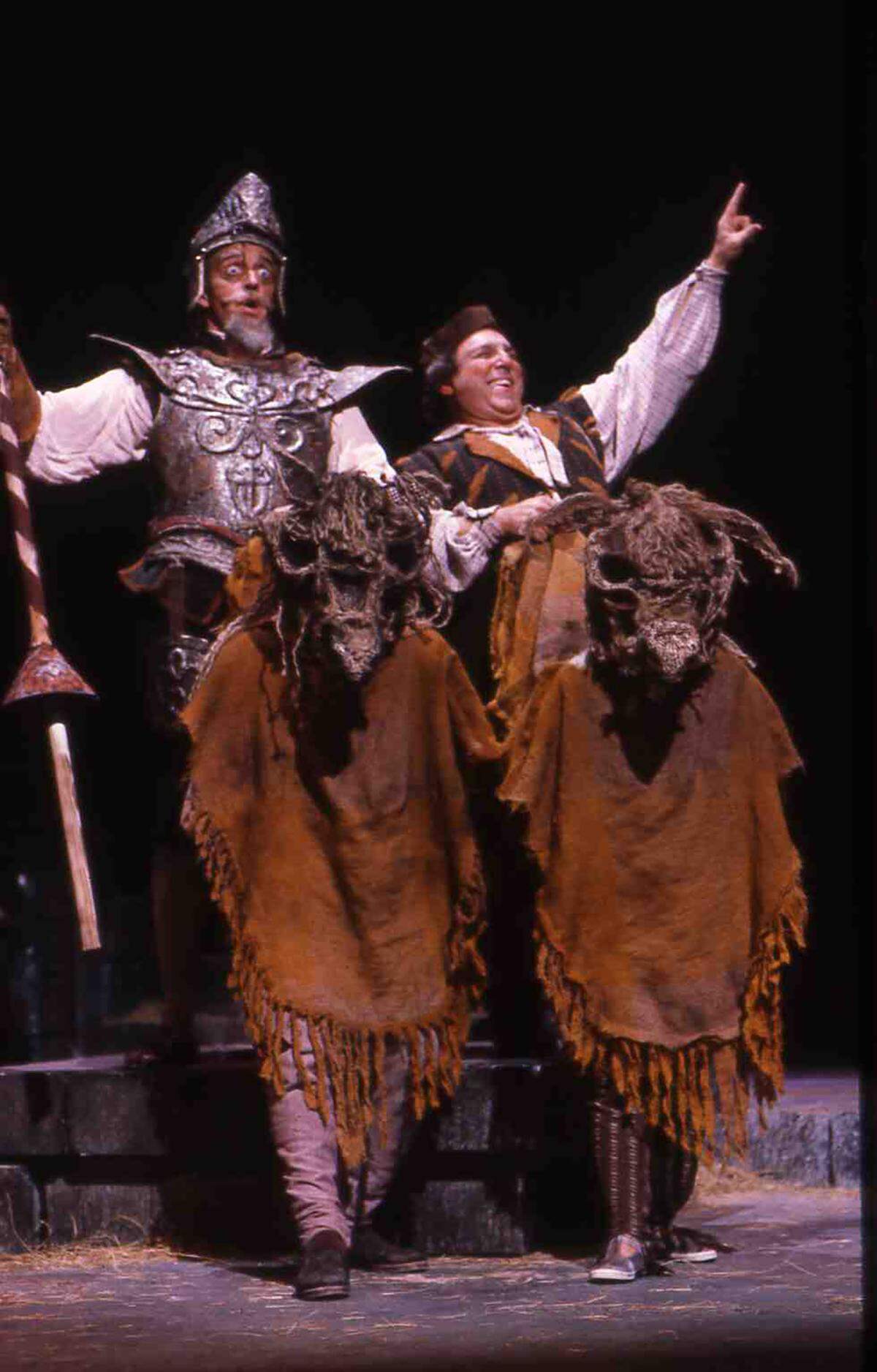 El fallecido Jerry Gulledge (Don Quijote) en la producción de 1995 de “El hombre de La Mancha” del Actors’ Playhouse, luciendo la coraza que E.L. Losada usará en la producción de 2025. Francisco “Pancho” Padura aparece en la foto como Sancho Panza. 