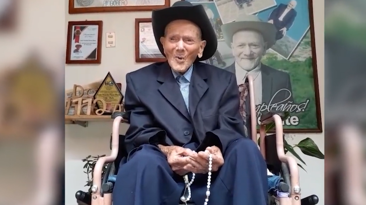La organización Récord Guinness certificó este martes que el venezolano Juan Vicente Pérez Mora, con 112 años y 354 días, es el hombre más longevo del mundo, un título que se conoce cuando faltan 11 días para su cumpleaños número 113.
