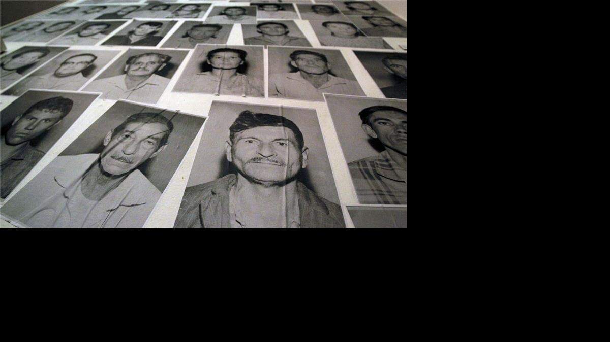Retratos de personas desaparecidas, víctimas de la Operación Cóndor durante la dictadura paraguaya de Alfredo Stroessner.AP