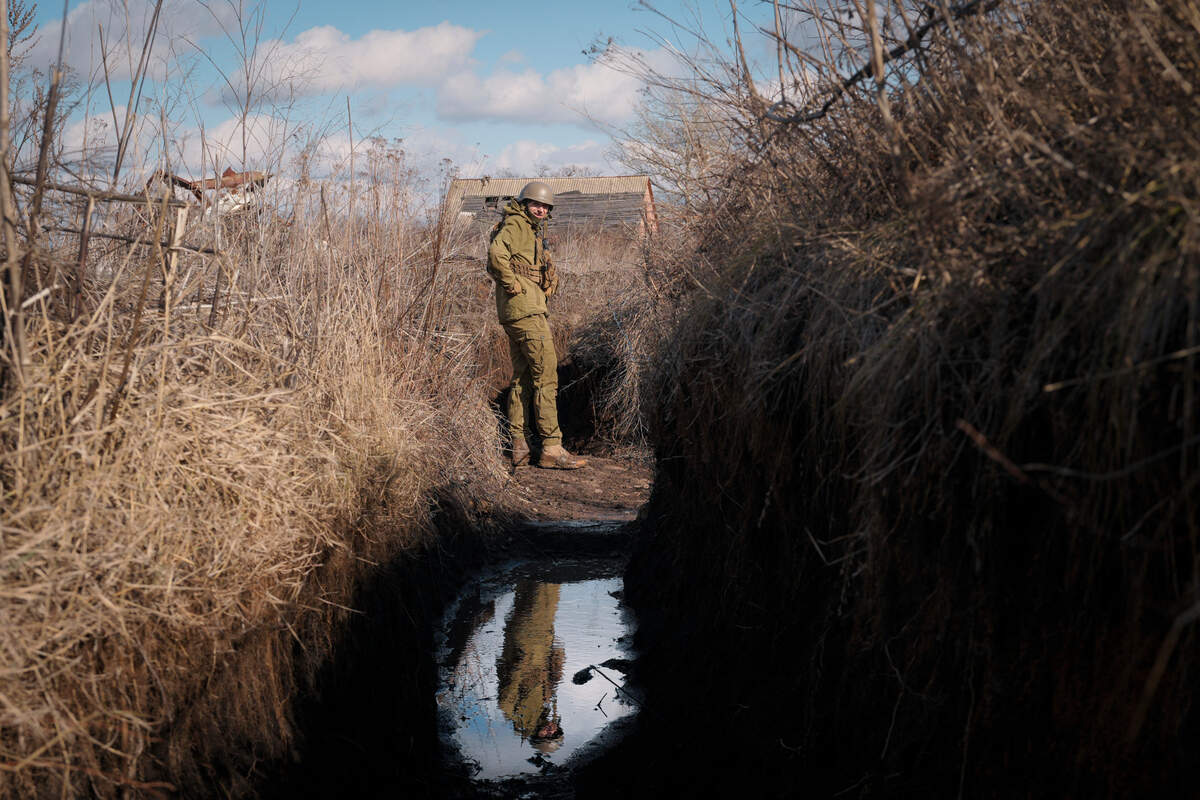 Un soldado ucraniano camina rumbo a su puesto en la línea de combate en las afueras de Popasna, el domingo 20 de febrero de 2022, en la región de Luhansk, en el este de Ucrania.