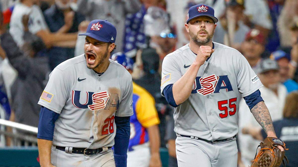 El antesalista de Estados Unidos Nolan Arenado (izq.) y el pitcher Ryan Pressly reaccionan tras derrotar a Venezuela en los cuartos de final del Clásico Mundial de Béisbol, celebrado el 18 de marzo de 2023 en Miami.