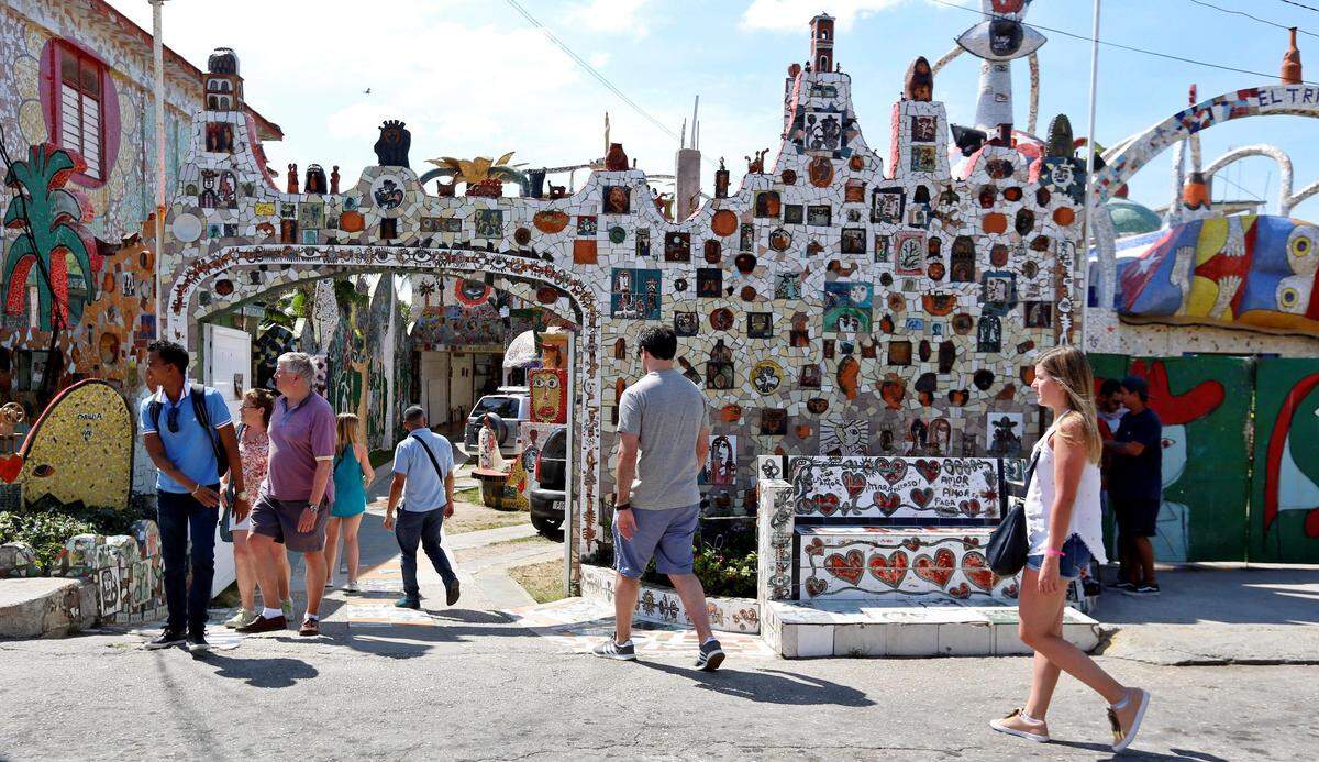 HAB01. LA HABANA (CUBA), 15/03/2019.- Varios turistas visitan el estudio y taller del artista cubano José Antonio Rodríguez Fúster este miércoles 13 de marzo del 2019, en La Habana (Cuba). Figuras surrealistas, frases inspiradoras, colores e infinitas curvas plasmados en mosaicos han ido invadiendo desde hace 25 años la localidad habanera de Jaimanitas hasta convertirla en un importante atractivo turístico. Es la obra de José Antonio Rodríguez Fúster, el Gaudí cubano. EFE/Ernesto Mastrascusa