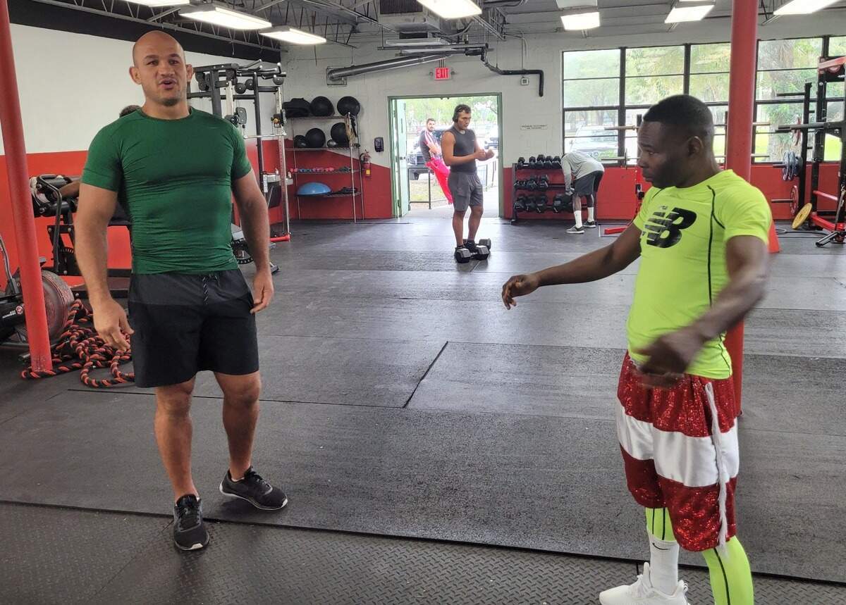 Guillermo Rigondeaux (der.) con la leyenda de MMA Junior Dos Santos antes de comenzar un entrenamiento.