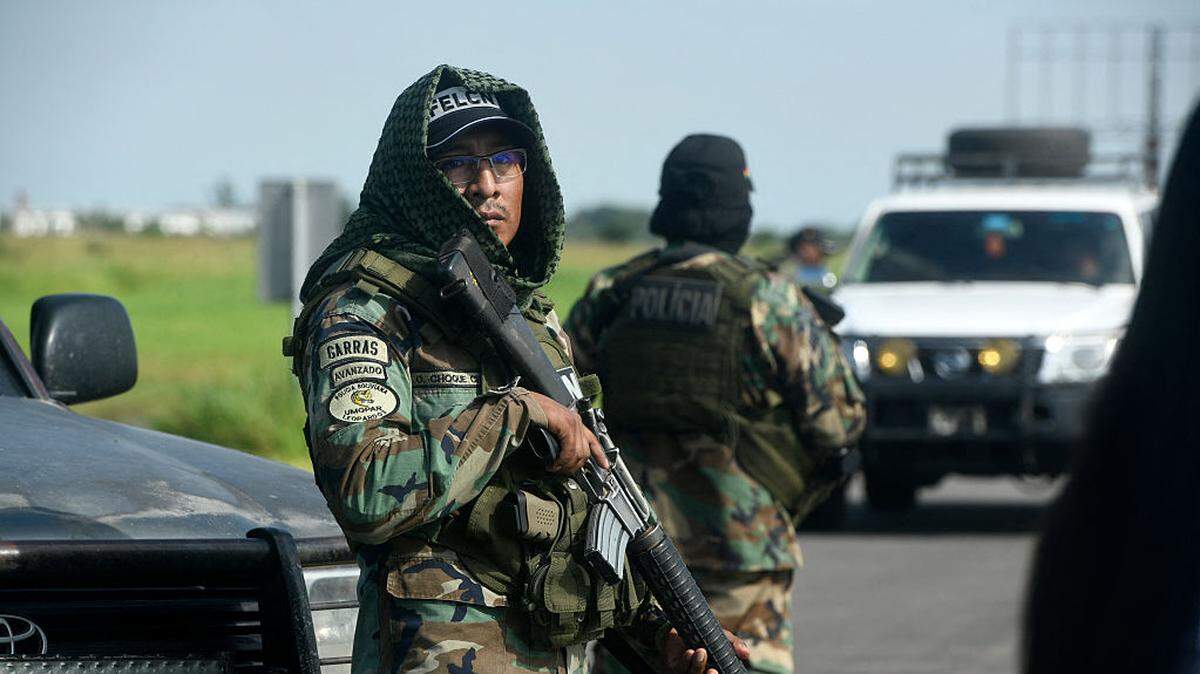 Agentes de policía montan guardia en el aeropuerto de Viru Viru, en Santa Cruz, Bolivia, donde, según informes, el presunto narcotraficante uruguayo Sebastián Marset está siendo trasladado tras una operación llevada a cabo por agentes de la Fuerza Especial Antinarcóticos y la Unidad Táctica de Operaciones Policiales (UTOP), el viernes 13 de marzo de 2026.