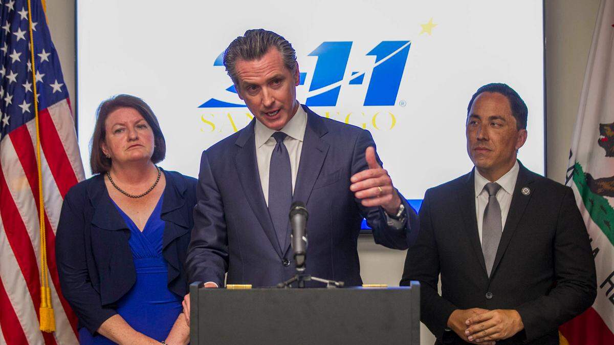El gobernador de California, Gavin Newson (centro) ofrece una conferencia de prensa el 9 de agosto de 2019 en San Diego. 