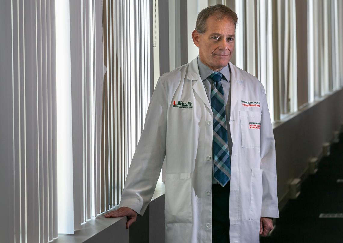 Dr. Michael E. Hoffer, en la Escuela Miller de Medicina de la Universidad de Miami. Hoffer es el autor principal de un estudio sobre los síntomas agudos experimentados por diplomáticos de Estados Unidos en La Habana tras exponerse a un extraño fenómeno de sonido y presión.