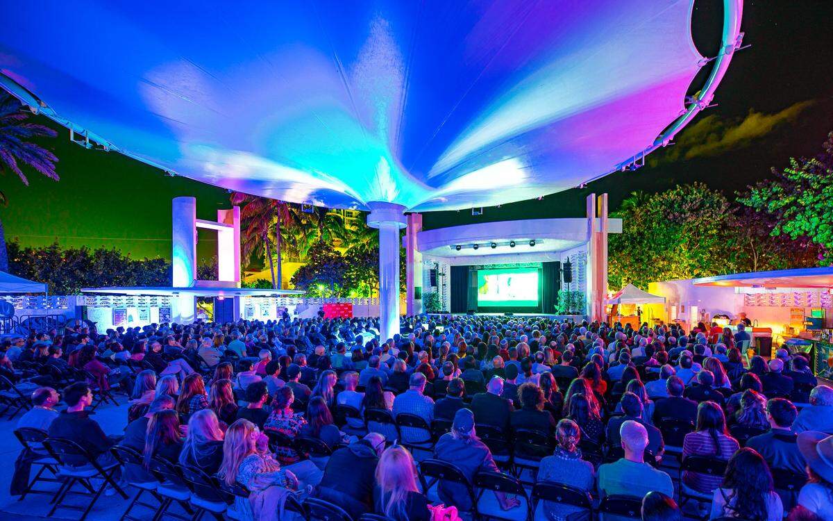Miami Beach Bandshell, anfiteatro al aire libre que ofrece conciertos, festivales y eventos culturales durante todo el año.