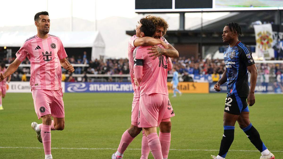 El jugador del Inter Miami Maximiliano Falcón celebra con Lionel Messi tras anotar un gol ante los Earthquakes, en el partido de la MLS celebrado el 14 de mayo de 2025 en San José, California.