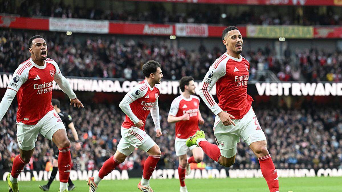 El jugador del Arsenal William Saliba (der.) 
celebra el primer gol de su equipo ante Chelsea, en el partido efectuado el 1 de marzo de 2026 en Londres, Inglaterra. 