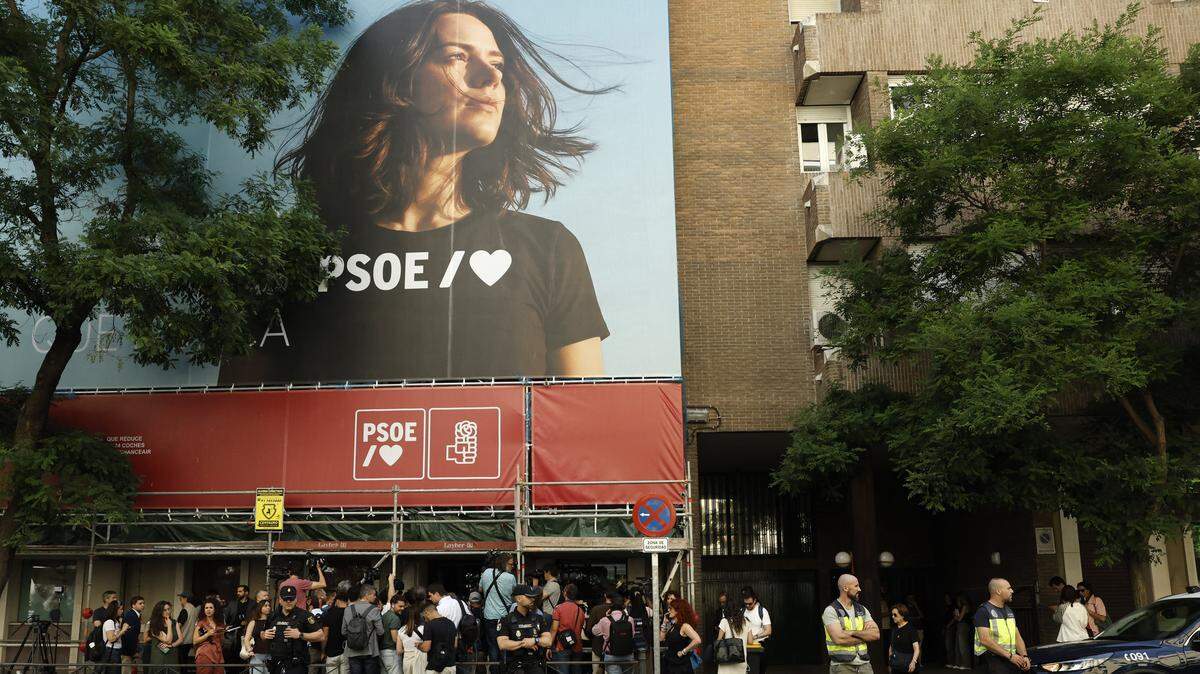Miembros de la prensa se reúnen frente a la sede del gobernante Partido Socialista Obrero Español (PSOE) mientras agentes de la UCO, la unidad de la Guardia Civil especializada en investigaciones complejas y sensibles, registran las instalaciones en Madrid, el 27 de mayo de 2026.
