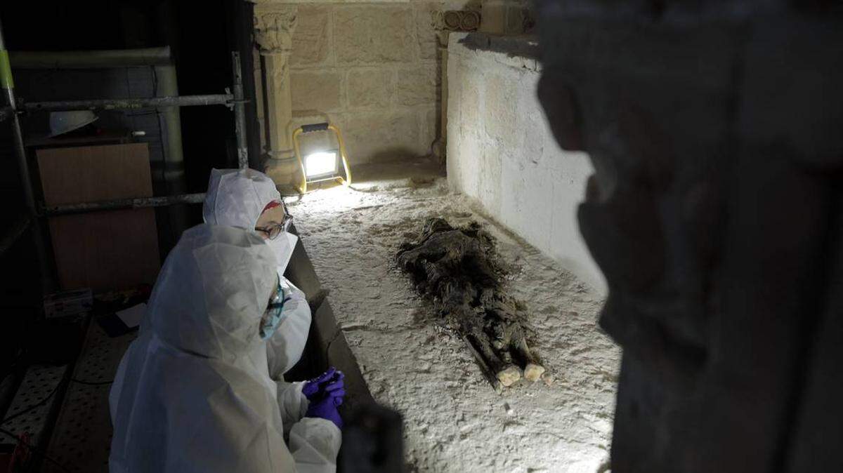 Algunos de los restos humanos de hace 600 años que se encontraron en el monasterio.
