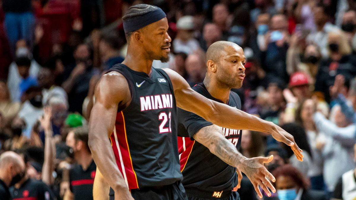 El Heat no contará en sus filas con Jimmy Butler (izq.) y P.J. Tucker para el partido del lunes ante los Celtics en Boston.